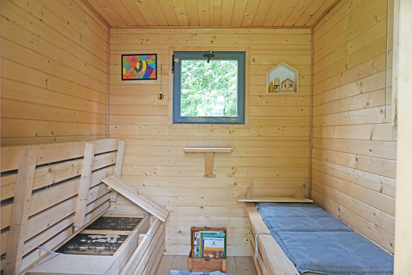 アピセラピーのための小屋。ベンチの下にハチがいる（通常は右のようにふたをして使う）
