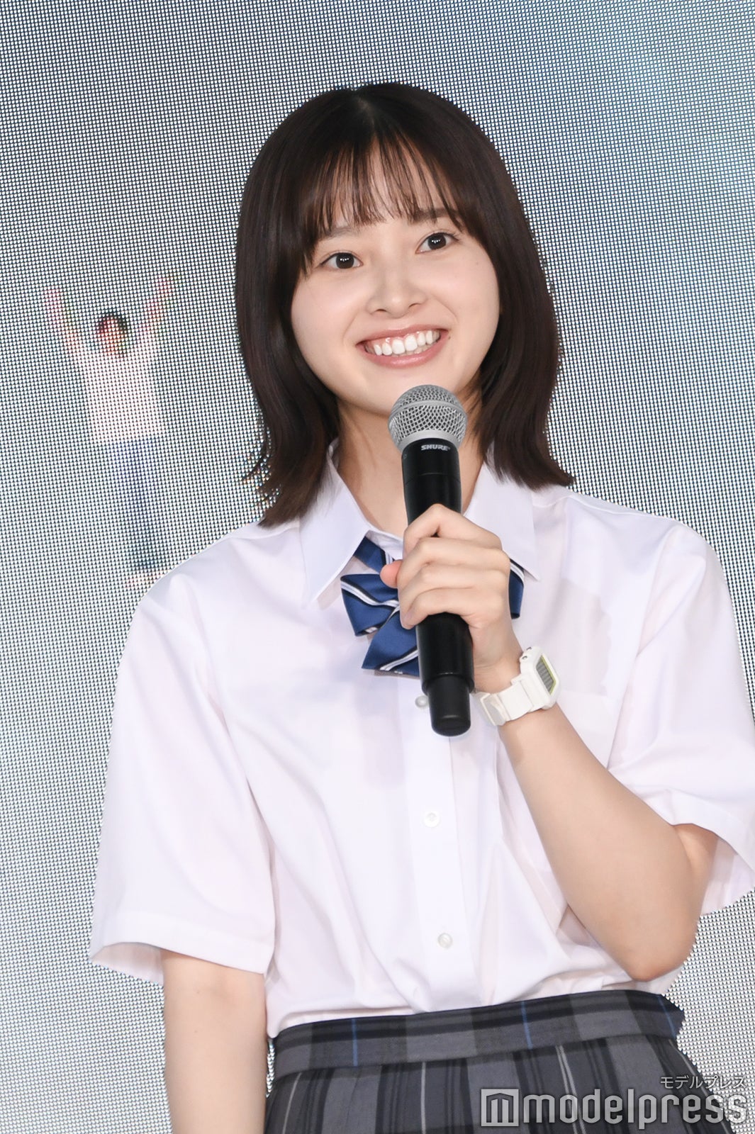 飯沼愛の肩に現れた15cmの八木勇征（C）モデルプレス