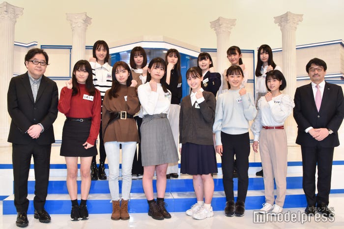 (下段左から)秋元康、高橋七海、伊藤美優、岡田里穗、飯沼愛、武山瑠香、三浦涼菜(上段左から)赤穂華、高倉萌香、渋谷風花、乾らいむ、出口真帆、肱岡加那美 (C)モデルプレス