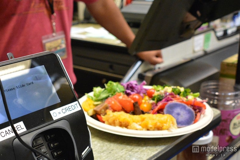 ヘルシーなランチで女子力UP、お会計もカードでサクッと済ませます