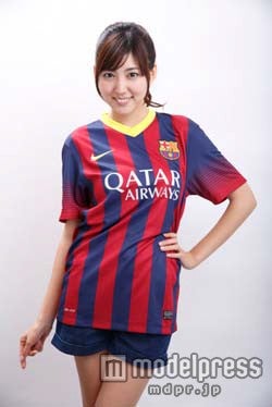 バルセロナのユニフォーム姿の岩崎名美