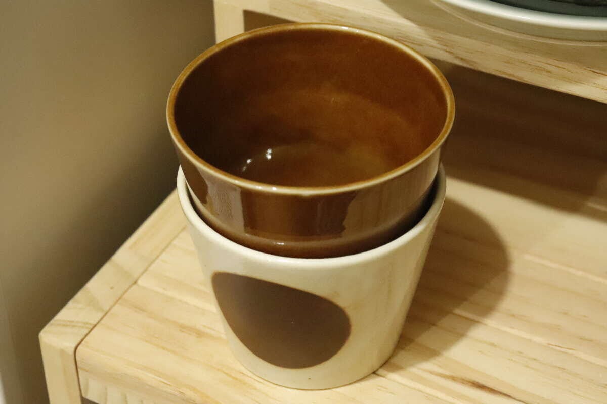 白と茶色のそばちょこが重ねて棚に収納されている