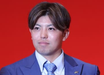 DeNA 東克樹が大台到達！9000万増の3億円でサイン 2年ぶりに最多勝のタイトル獲得「3年続けて結果を残すこと」