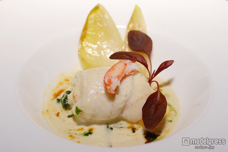 舌平目で巻いた蟹と白身魚のムース､シャンパーニュソース