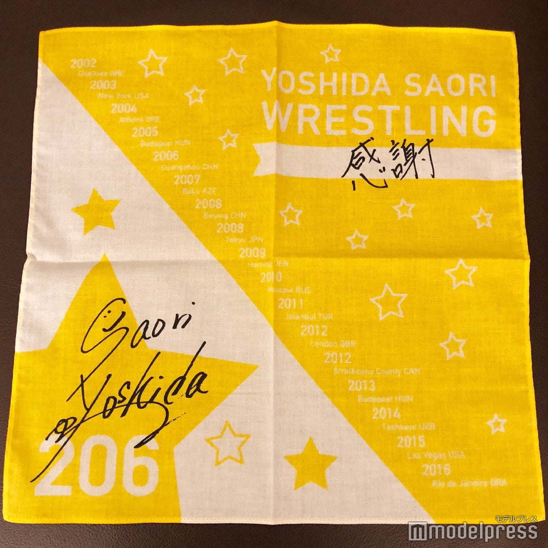 報道陣に配られたハンカチ（C）モデルプレス