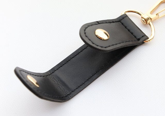 ムック本　ムック　付録　人気　おすすめ　オススメ　宝島社　宝島　レビュー　便利　優秀　当たり　最高　2023　ミッキーマウス　スマホショルダー　ショルダー　スマホバッグ　バッグ　黒バッグ　マルチキーホルダー　キーホルダー