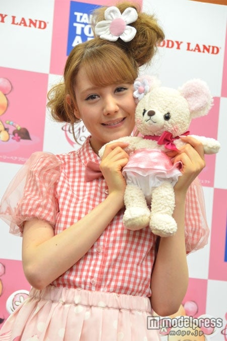 トリンドル玲奈、キュートなクマ耳×ミニスカで人気キャラクターに変身