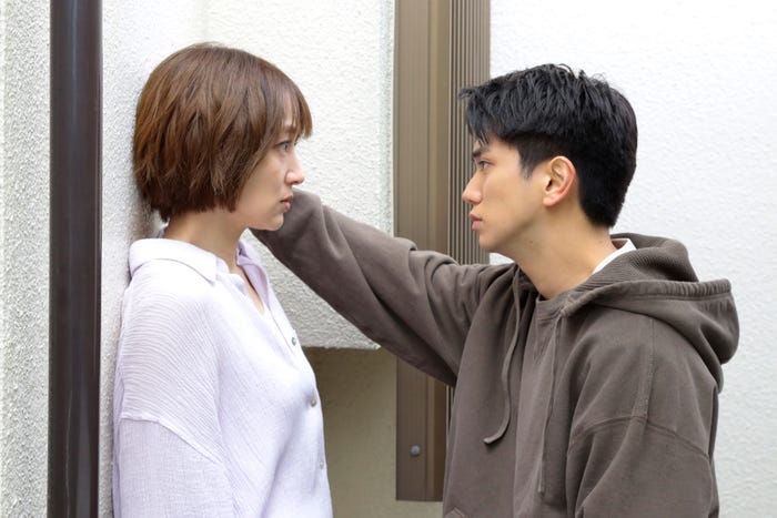 高梨臨、正門良規(C)テレビ朝日