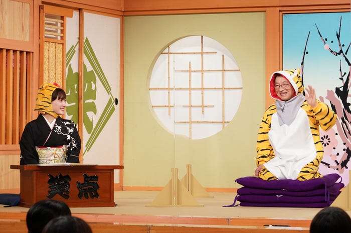 綾瀬はるか、春風亭昇太/「お正月だよ!笑点大喜利まつり」(C)日本テレビ