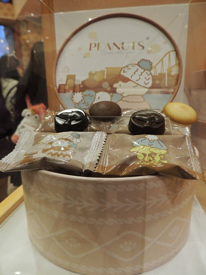 スヌーピーとチャーリー・ブラウンのパッケージがいいアソートスウィーツ 16個入り1400円。「スヌーピー・スタジオ・ストア」などで販売