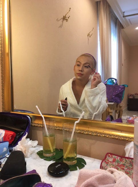 メイクをしているりゅうちぇる/ぺこオフィシャルブログ(Ameba)より