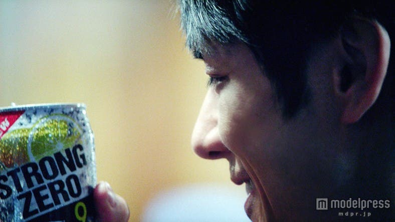 西島秀俊/CM『疑うことをしない男』篇より