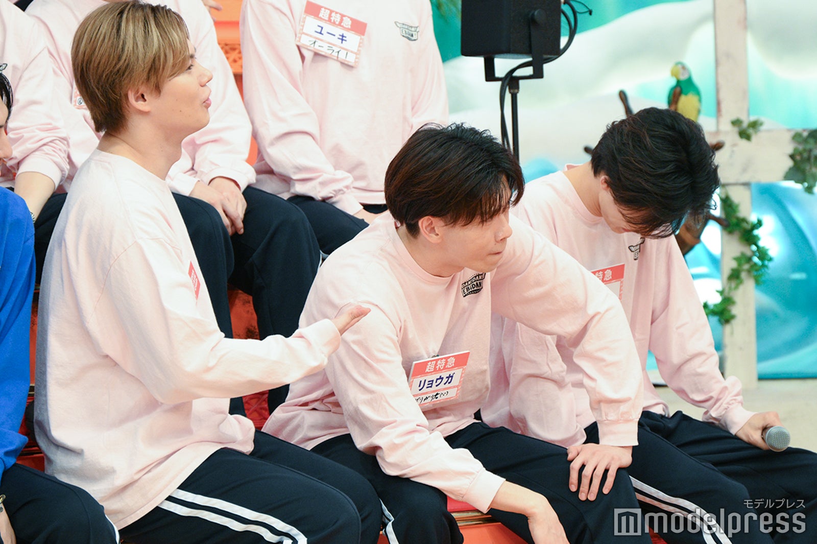 “最強”のリョウガを紹介するカイと笑うタクヤ（C）モデルプレス