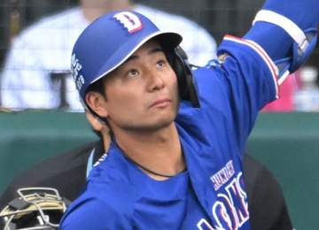 中日・石伊が途中交代 巨人・マルティネスの156キロが左腕直撃で球場騒然 治療後にプレー続行も守備から交代