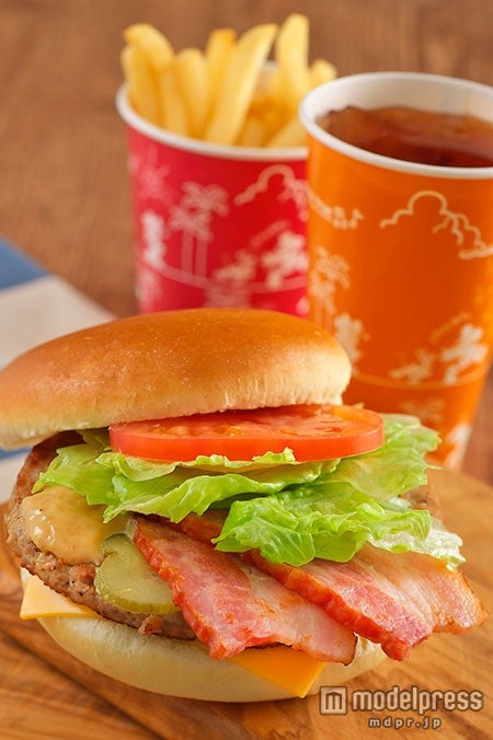 厚切りベーコン＆ビーフパティバーガー、フレンチフライポテト、ソフトドリンクのチョイス／（C）Disney