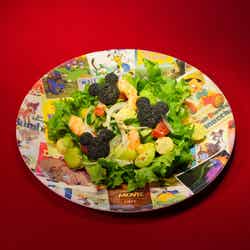 彩り野菜とシュリンプのカラフルサラダ税込1,100円（C）Disney