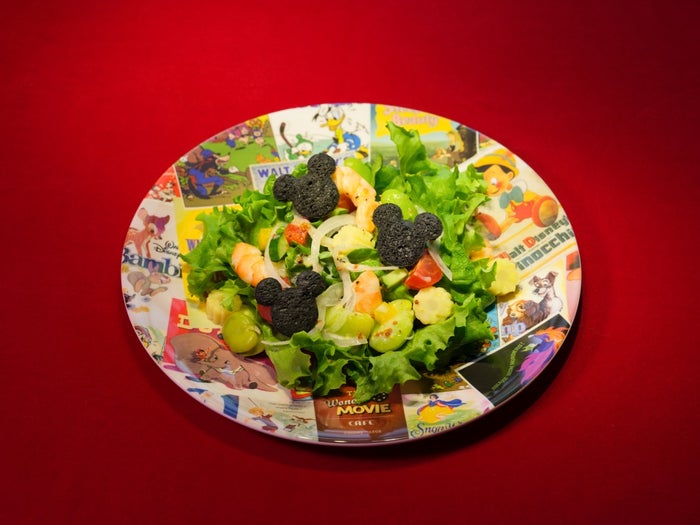 彩り野菜とシュリンプのカラフルサラダ税込1,100円（C）Disney