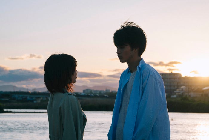大原優乃、中田圭祐「さよならモノトーン」より(C)2023「さよならモノトーン」製作委員会