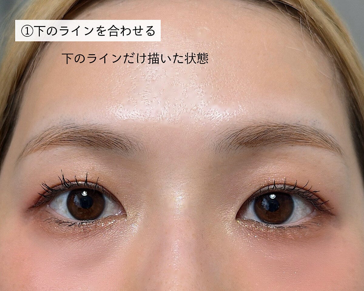 眉の下ラインだけをペンシルで描いた状態の顔のアップ 眉の下ラインだけをペンシルで描いた状態の顔のアップ