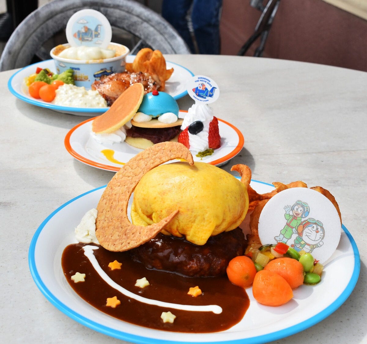 手前から、ドラえもん＆のび太 憧れのユートピアプレートセット ～ハンバーグ＆オムライス～
