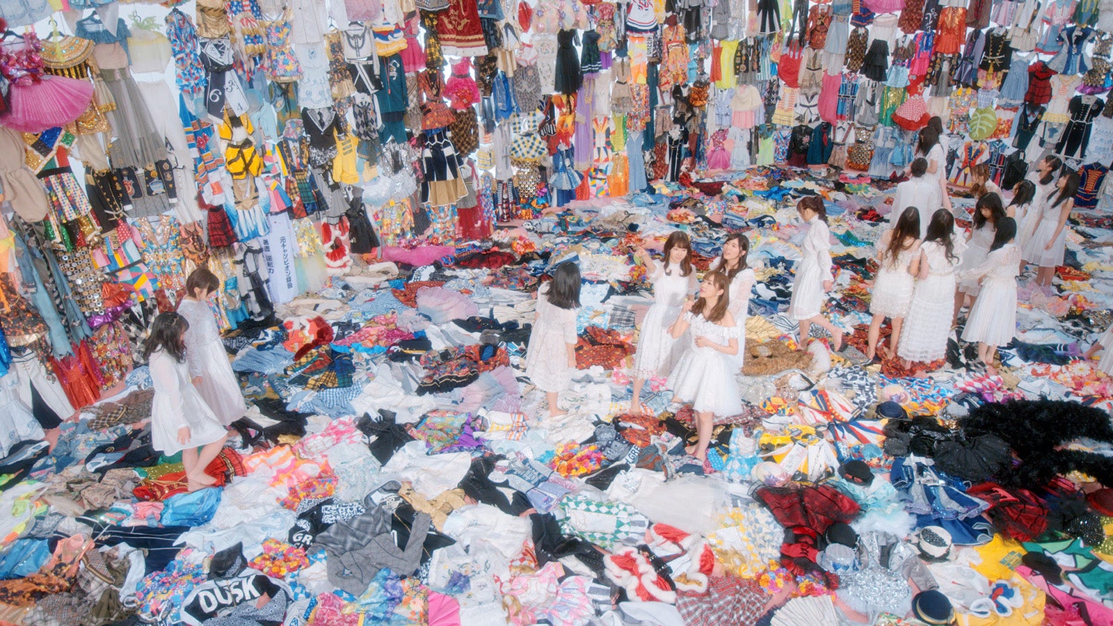 「ジワるDAYS」MV（C）AKS／キングレコード