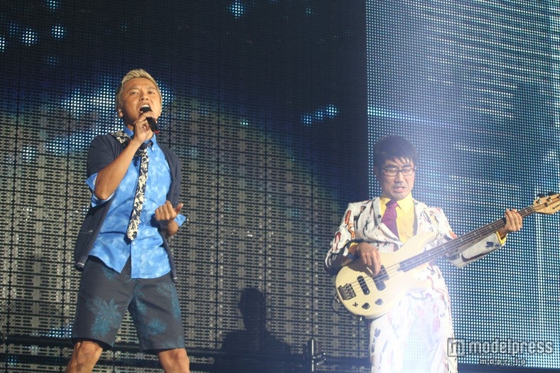 ライブパフォーマンスをしたウカスカジー