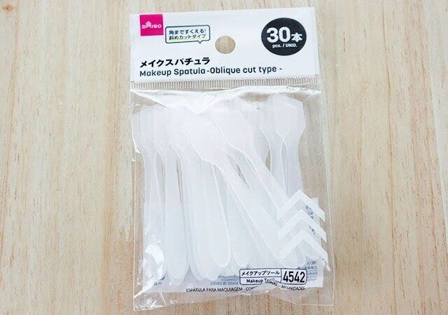 ダイソーのメイクスパチュラ（斜めカット型、30本）1