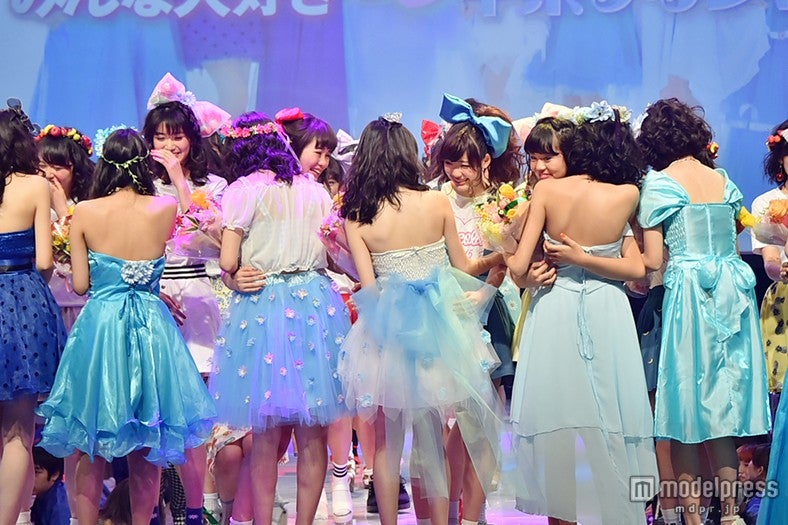 「nicola」モデル8人卒業式で笑顔と涙溢れる