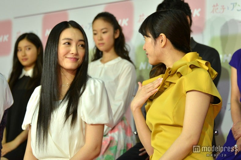 顔を見合わせ仲良く談笑する吉高由里子（右）と仲間由紀恵（左）／平成26年度前期NHK連続テレビ小説「花子とアン」出演者発表記者会見