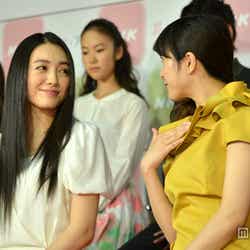 顔を見合わせ仲良く談笑する吉高由里子(右)と仲間由紀恵(左)/平成26年度前期NHK連続テレビ小説「花子とアン」出演者発表記者会見