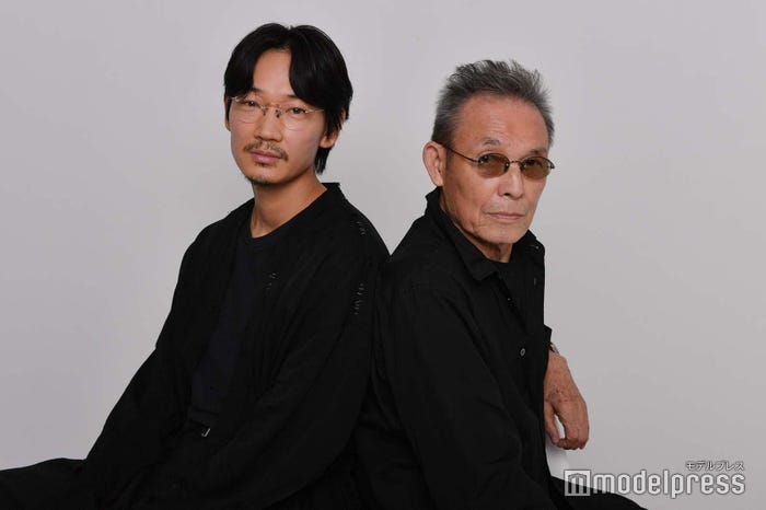 綾野剛、操上和美氏(C)モデルプレス