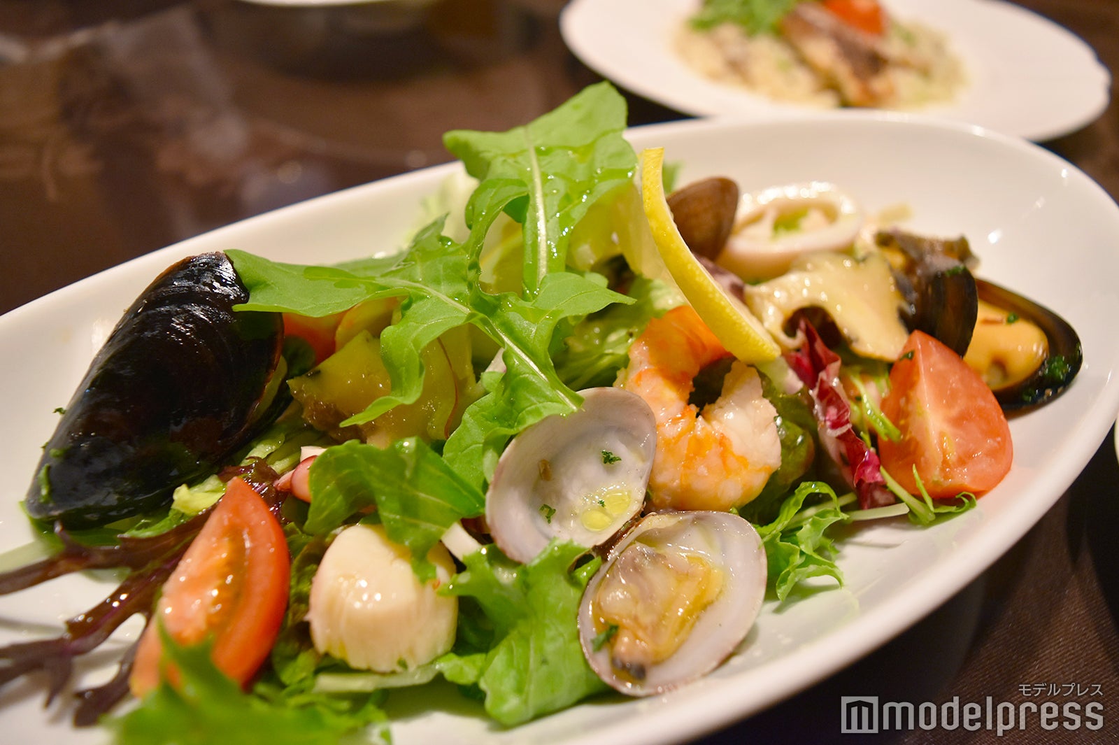 サラダたっぷり海の幸1400円(税込)（C）モデルプレス