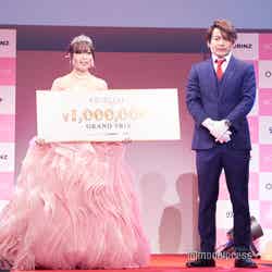 賞金は100万円／（左から）沖野珠美さん、鵜池航太氏 （C）モデルプレス