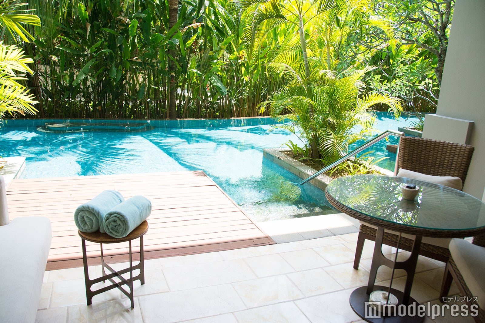 プライベートテラスを独り占め（C）モデルプレス