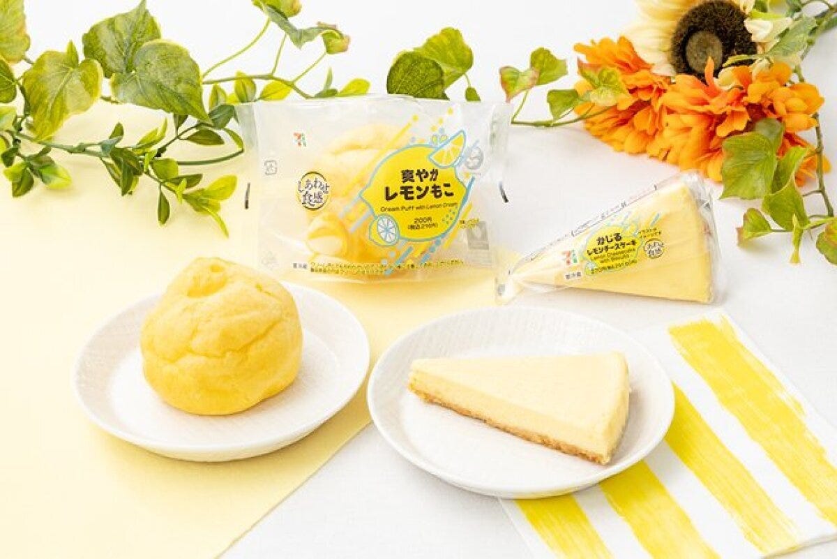 セブンのレモンもことレモンチーズケーキが皿とパッケージで並べられている セブンのレモンもことレモンチーズケーキが皿とパッケージで並べられている