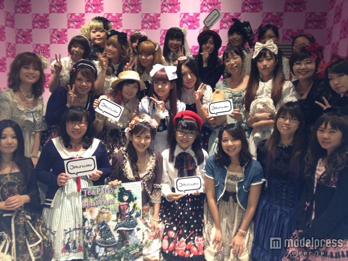 シンガポールのロリータファンと青木美沙子（中央）