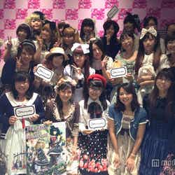 シンガポールのロリータファンと青木美沙子(中央)