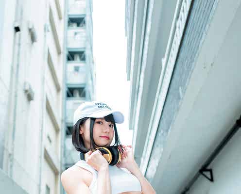 セクシーすぎるDJ MEL、際どい美乳&美尻を披露