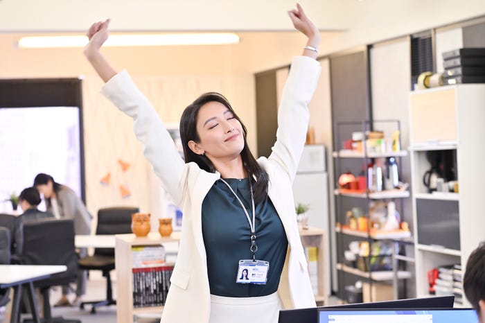 菜々緒「無能の鷹」第1話(C)テレビ朝日