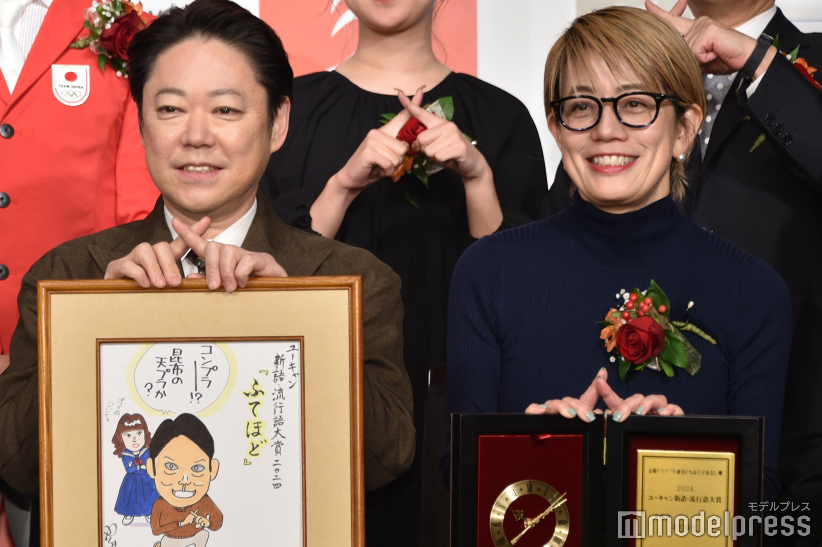 “チョメチョメポーズ”で決める阿部サダヲ、磯山晶氏（C）モデルプレス