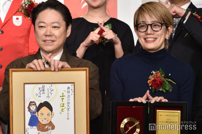 “チョメチョメポーズ”で決める阿部サダヲ、磯山晶氏(C)モデルプレス