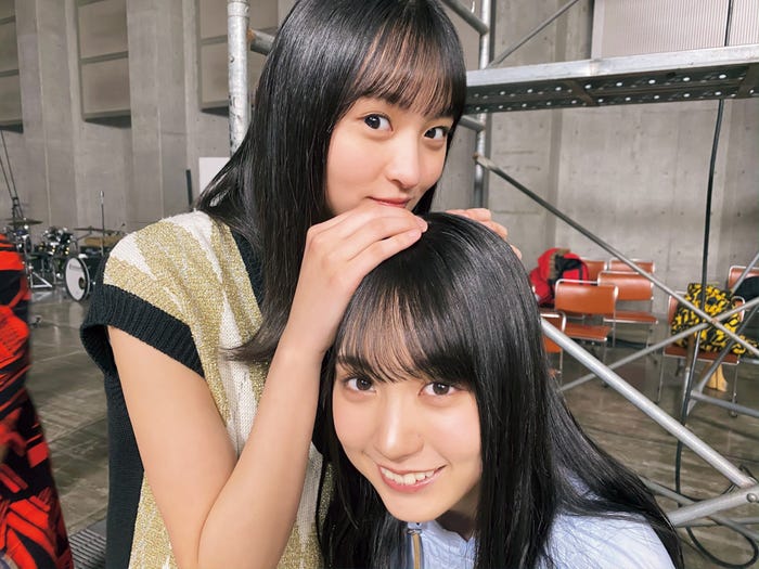 じゃれあう遠藤さくらと賀喜遥香(撮影/秋元真夏)/「乃木撮VOL.03」(提供写真)