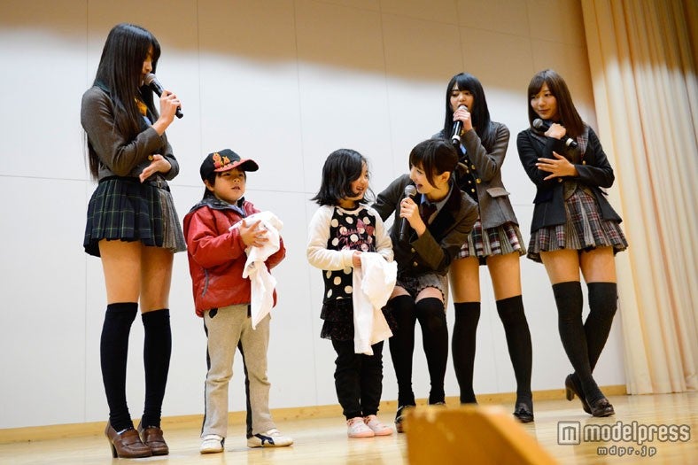 岩手県陸前高田市・高田第一中学校を訪問したAKB48（C）AKS