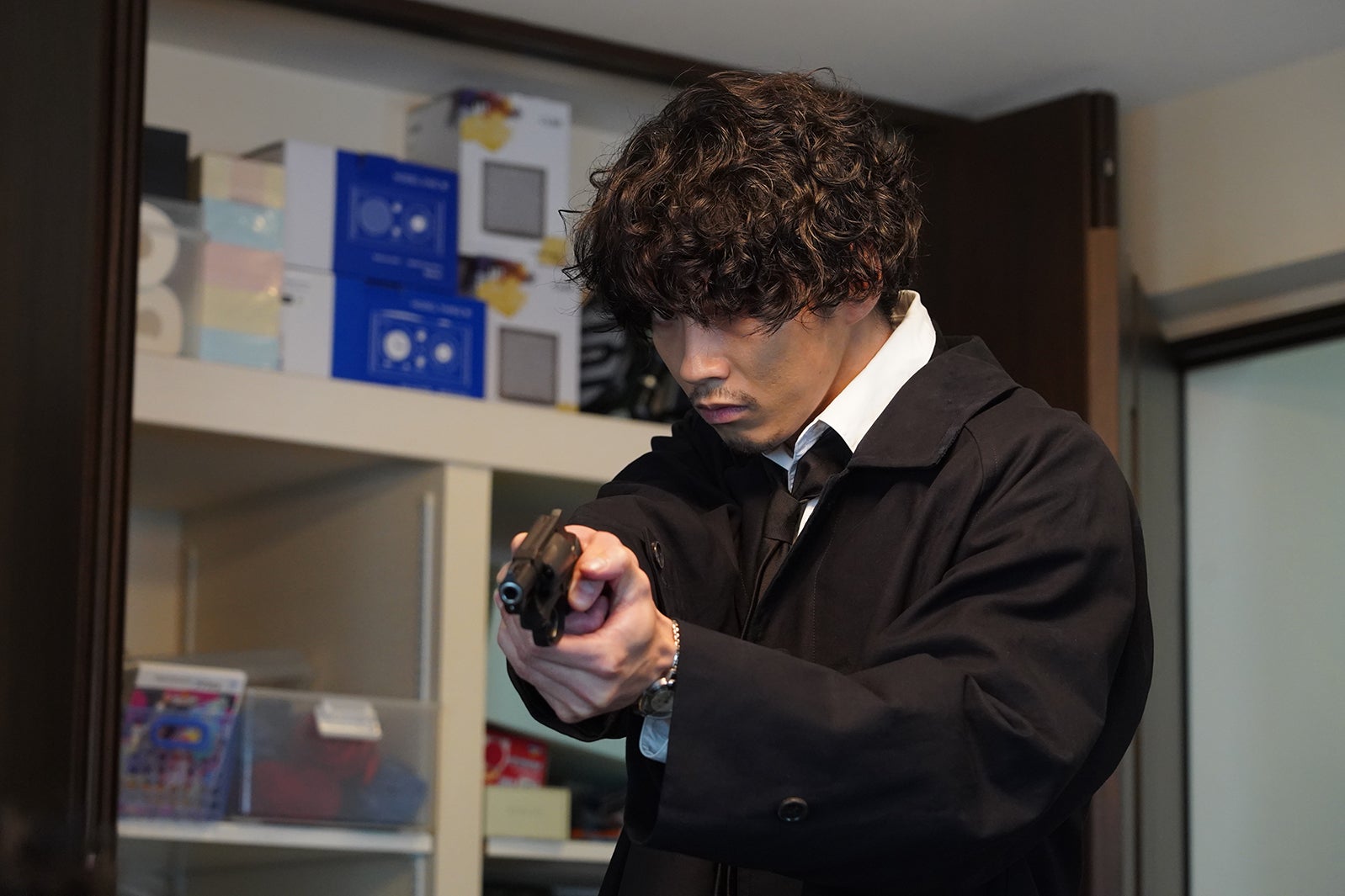 賀来賢人／「ニッポンノワール―刑事Yの反乱―」第1話より（C）日本テレビ