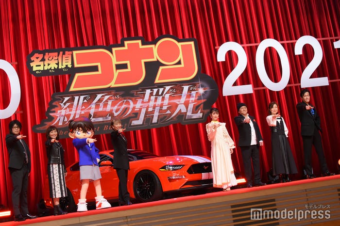 (左から)森川智之、日高のり子、コナン、高山みなみ、浜辺美波、池田秀一、山崎和佳奈、小山力也(C)モデルプレス