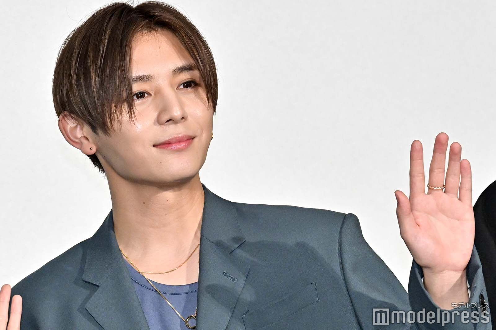 送り主不明のバレンタインチョコが気になり「誰だったんですか？」と問いかける山田涼介（C）モデルプレス