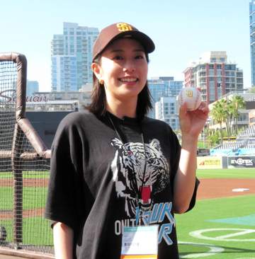 石川佳純さんが勝負強っ！メジャーの舞台で初のノーバウンド投球 サウスポーから捕手役の松井裕樹へ スタンドから拍手と歓声