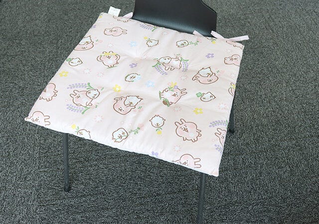 ダイソーのシートクッション（カナヘイの小動物）を椅子に敷いた様子