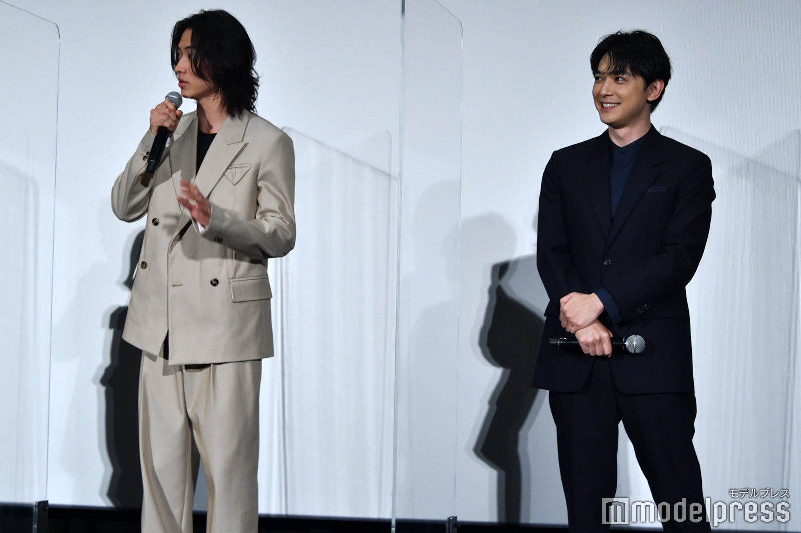 互いを褒め合う山崎賢人、吉沢亮 （C）モデルプレス