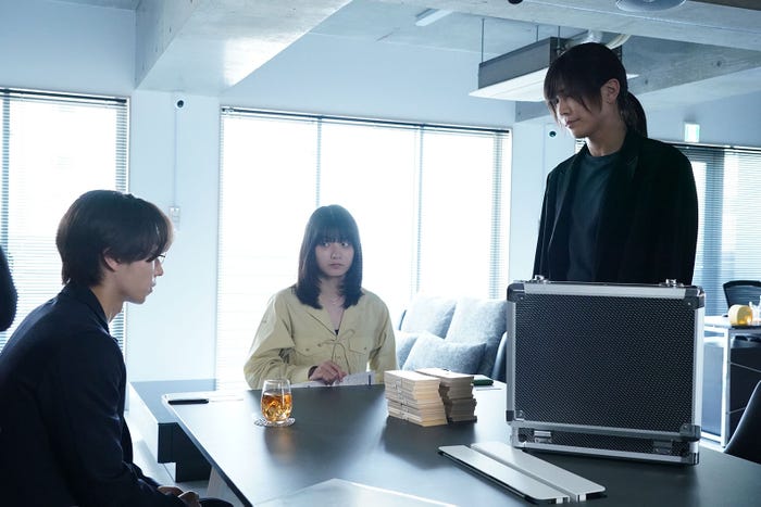 阿部顕嵐、蒔田彩珠、岩田剛典「DOCTOR PRICE」第1話(C)読売テレビ